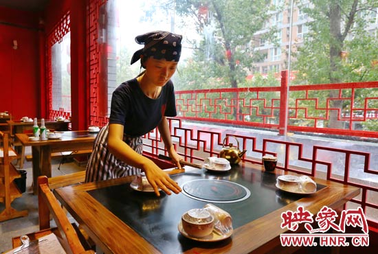 18歲女孩火鍋店打工掙學費