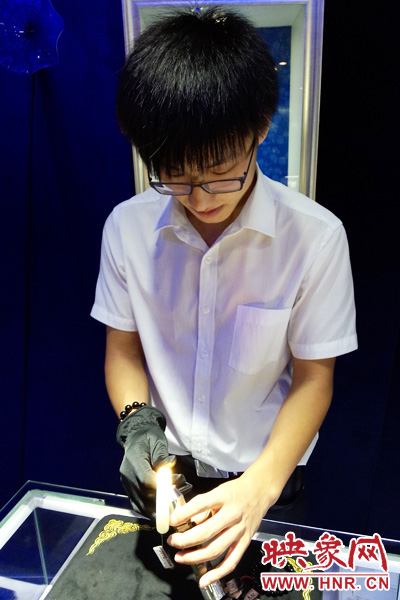 方雷正在學(xué)習(xí)翡翠方面的知識