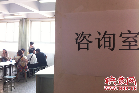 在金水區(qū)教體局設(shè)立的“復(fù)議”現(xiàn)場，家長們提出了各式各樣的問題。