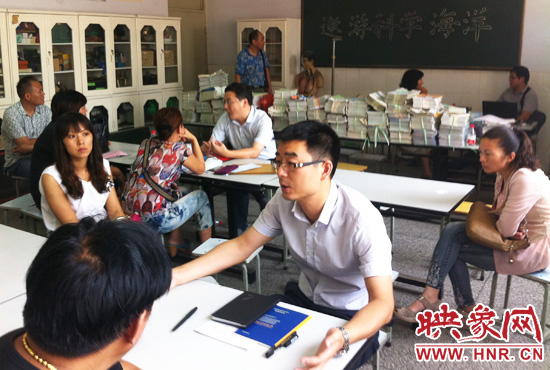 各區(qū)受理咨詢的教育部門工作人員對于提出的問題一一作出解答。