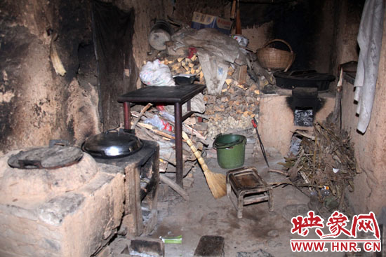 李娜家做飯的地方,就在土坯房的門口,夏天屋里跟燒炕一樣。