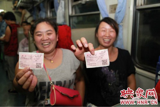 進疆棉農展示前往烏魯木齊的車票。 進疆棉農展示前往烏魯木齊的車票。