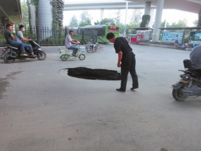 市民探頭看，大坑“深不可測(cè)”。