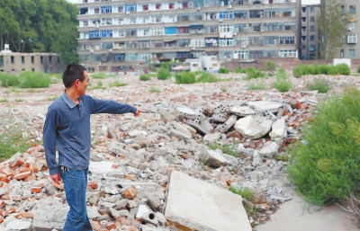 寧寧的父親說:女兒就是在這兒被打的。 寧寧的父親說:女兒就是在這兒被打的。