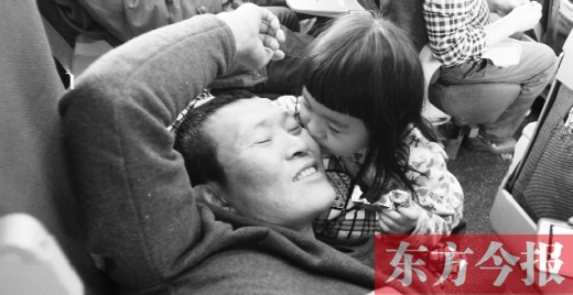 女兒嘟嘟不時的親吻是他最好的“鎮(zhèn)痛藥”。