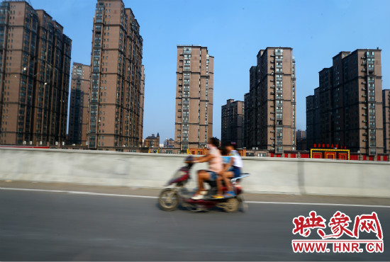 三環(huán)快速路開通后，仍有一些電動(dòng)車違規(guī)上橋。