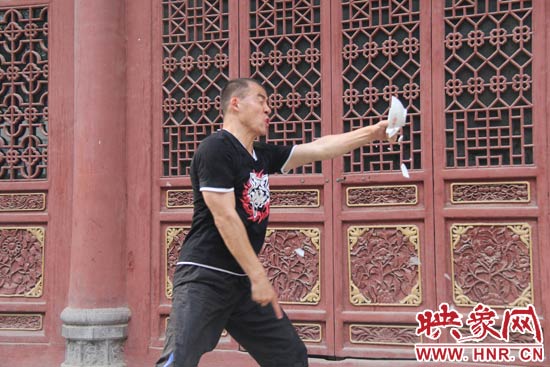 樊偉鵬展示其單指碎碗的絕技。