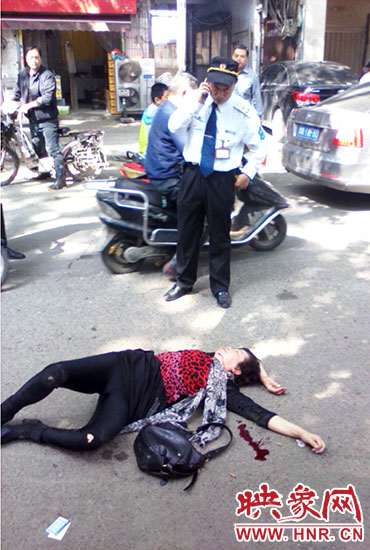 一名老年人當(dāng)場昏迷。