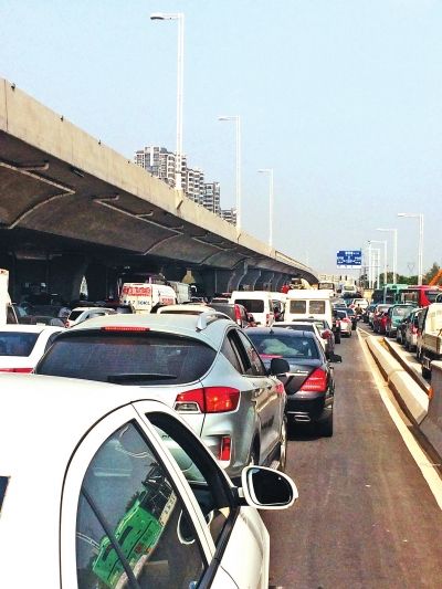 因塌方，中原路西三環(huán)交叉口附近擁堵嚴(yán)重