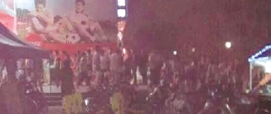 澡堂外排隊洗澡的學生隊伍目測有近百米 澡堂外排隊洗澡的學生隊伍目測有近百米