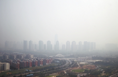 玉米秸稈煙淹了“大玉米”10月7日，霧霾籠罩下的鄭東新區(qū)CBD。