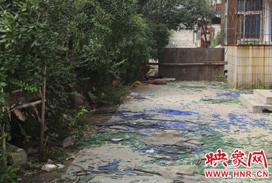 社區(qū)內(nèi)已是狼藉一片。