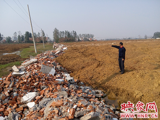 村民指著被賣(mài)掉的土地 村民指著被賣(mài)掉的土地