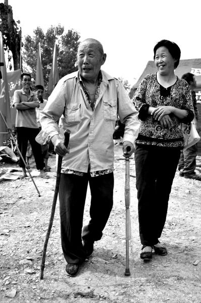 2011年6月26日，何兆勝在三女兒的陪伴下漫步在搬遷現(xiàn)場。