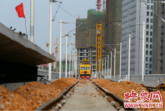 工程車在鋪好的軌道上忙碌不停。