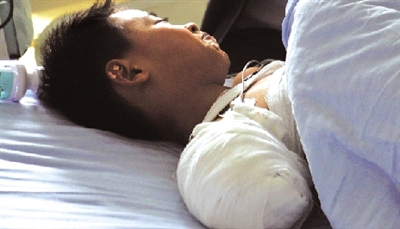 被黑熊咬掉右胳膊后，他忍著痛沒哭；術(shù)后躺在病床上，他沒哭。