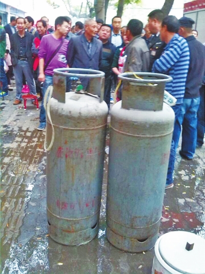 這兩個(gè)大塊頭沒事，眾人懸著的心平靜下來。