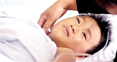 “好疼”，麻藥的效力過了，張?zhí)鞓贩浅Ｍ纯嗟珡?qiáng)忍著。