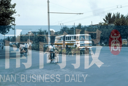 1983年的建設(shè)路，已經(jīng)有了電車(chē)
