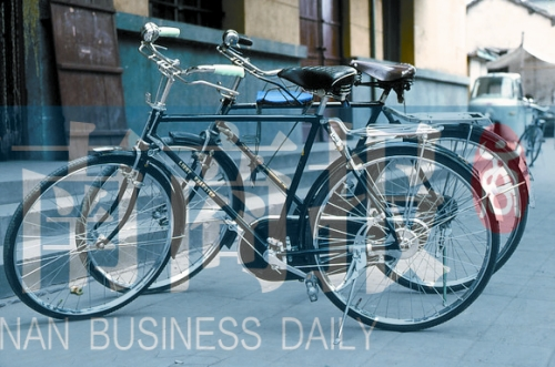 自行車(chē)是那時(shí)最時(shí)髦的交通工具，路邊清一色是“飛鴿牌”