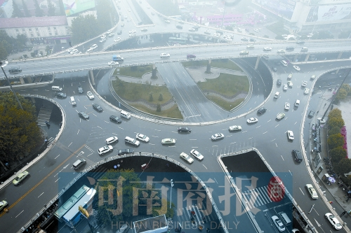 紫荊山立交橋，如今是許多人上下班的必經(jīng)之路