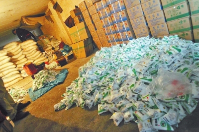 大袋的飼料添加劑氯化鈉經過仿冒加工，就變成了小袋的食用碘鹽。