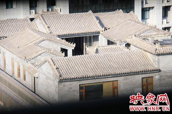 這座建筑里面的裝修奢華考究，門窗和吊頂均為紅木。