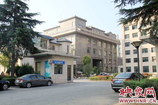 據(jù)這座建筑的一名工作人員稱，整座建筑為海龍集團(tuán)所有，房屋建成之后用作公司紅木家具展示。