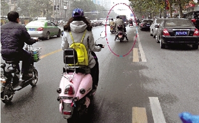 女摩的司機(jī)騎得飛快，闖了3次紅燈