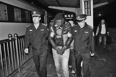 跨國電信詐騙案中負責在中國“取錢”的外籍騙子在沈陽落網后被押解回駐馬店 跨國電信詐騙案中負責在中國“取錢”的外籍騙子在沈陽落網后被押解回駐馬店