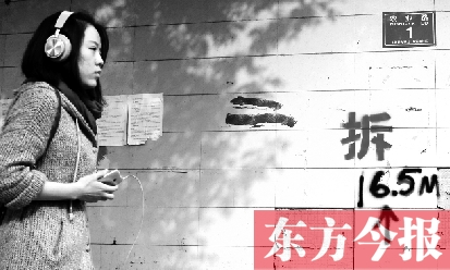 昨日，東方今報(bào)記者走訪農(nóng)業(yè)路沿線，看見“拆”字已上墻