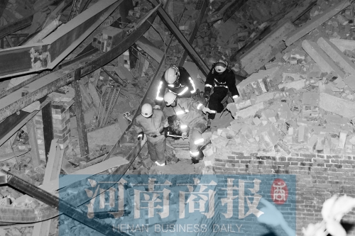 昨晚8點(diǎn)30分，消防員從廢墟中救出一名被埋者