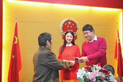 昨天領(lǐng)取結(jié)婚證的一對新人 昨天領(lǐng)取結(jié)婚證的一對新人