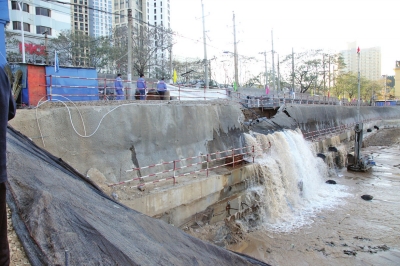 從破裂自來(lái)水管道中冒出的水如瀑布一樣涌入工地 從破裂自來(lái)水管道中冒出的水如瀑布一樣涌入工地