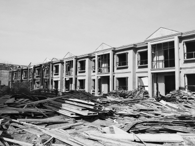 別墅群現(xiàn)場，工人正在施工，部分建筑已經(jīng)封頂。