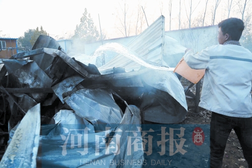 還有零星的火苗沒滅，有人在拿水澆