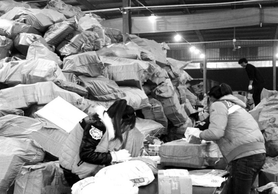 “雙十一”過后快遞業(yè)迎來投遞高峰，鄭州一家快遞公司網(wǎng)點(diǎn)內(nèi)，快遞堆積如山，分揀員24小時(shí)不間斷工作