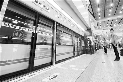 地鐵站內(nèi)電梯、車門處均貼有安全提示標識。
