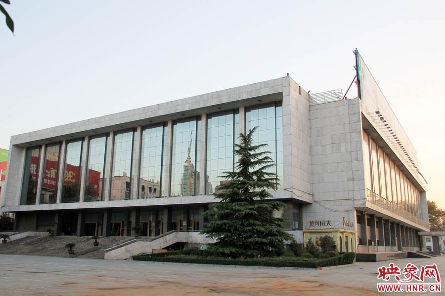 省人民會堂樓頂西側(cè)的廣告牌已經(jīng)全部拆除完畢，現(xiàn)場的施工人員和機械設(shè)備已經(jīng)全部撤離。