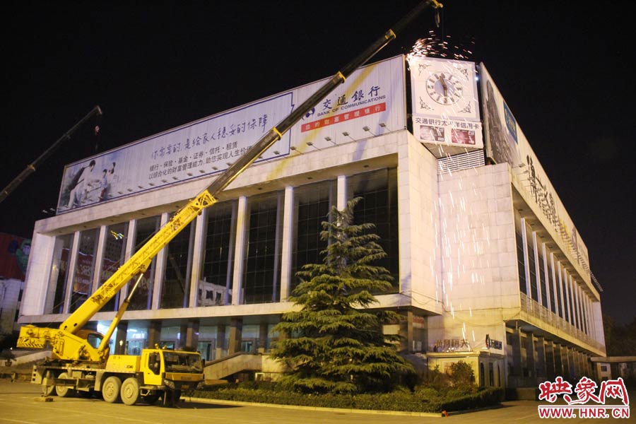 21點50分，切割機開始對中間最小的一塊牌進行切割。頂著“呼呼”的寒風(fēng)，巨大廣告牌上火花四濺。