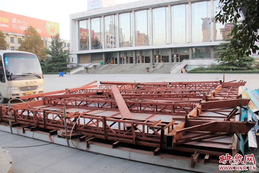 受天氣影響，拆除工作暫時中止。