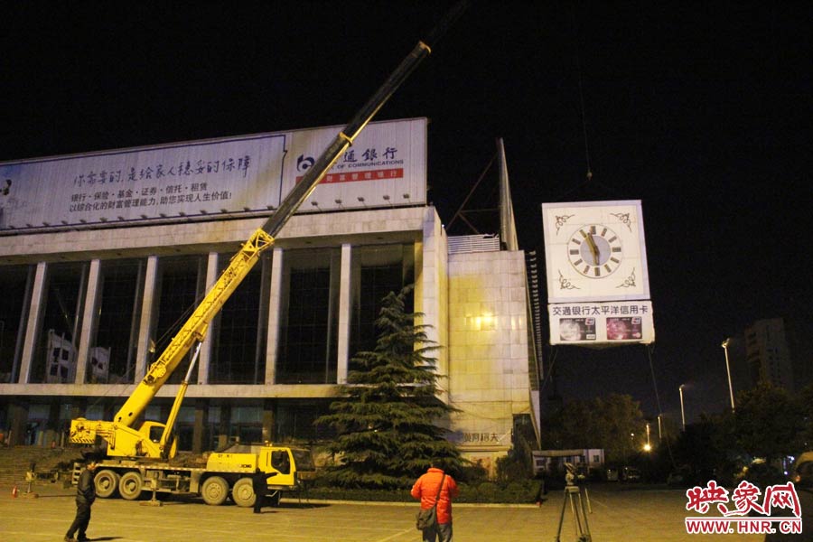 23點左右，位于樓頂東南角的第一塊牌被卸掉。