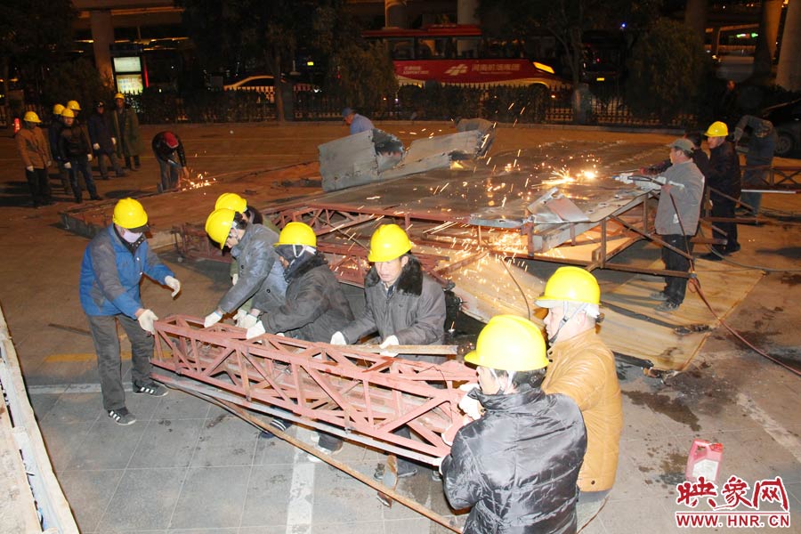 工人們揮動鐵錘，加快拆除進度。