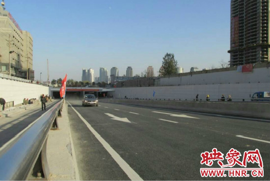 紅專路下穿中州大道隧道工程西起紅專路與姚寨路交叉口，東至紅專路與龍湖外環(huán)路交叉口。