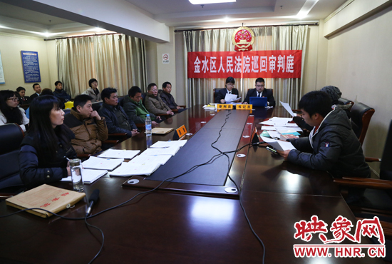 12月2日上午9點(diǎn)，鄭州市金水區(qū)法院將法庭搬到了經(jīng)八路辦事處，并案審理了這6起勞務(wù)糾紛案件。