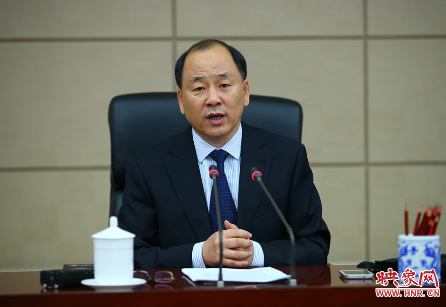 人大法制工作委員會副主任王新民接受記者采訪 人大法制工作委員會副主任王新民接受記者采訪