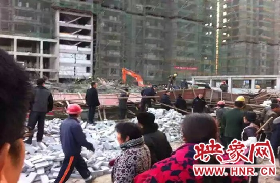 圖為事故現(xiàn)場情況，當(dāng)?shù)厝罕姽﹫D。