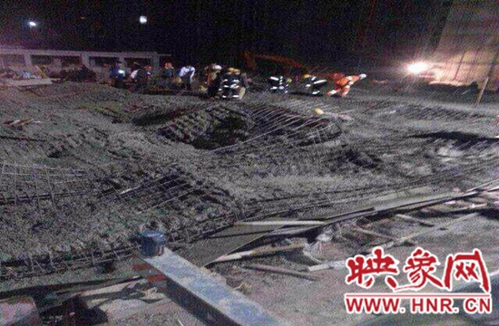 圖為事故現(xiàn)場情況，當(dāng)?shù)厝罕姽﹫D。