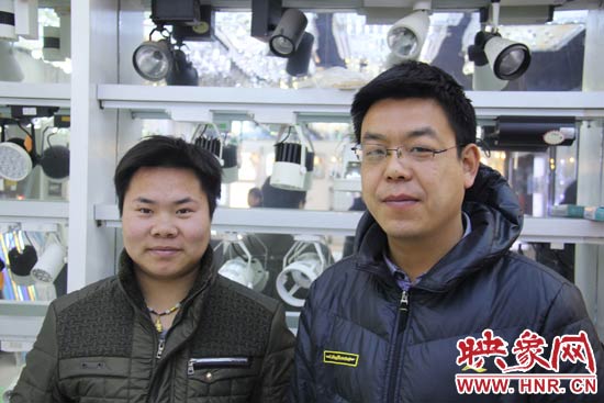 在石家莊工作的淅川人伊永喜(右一)和王俊伙(左一) 在石家莊工作的淅川人伊永喜(右一)和王俊伙(左一)