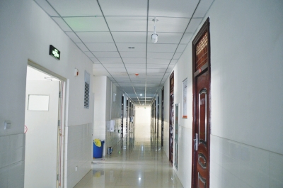 像這樣的攝像頭，宿舍樓里每層安裝了7個。